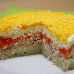 салат Мимоза с рыбной консервой