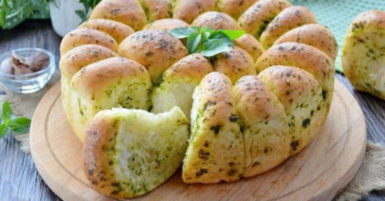 Пампушки – пшеничный хлеб с зеленью и чесноком